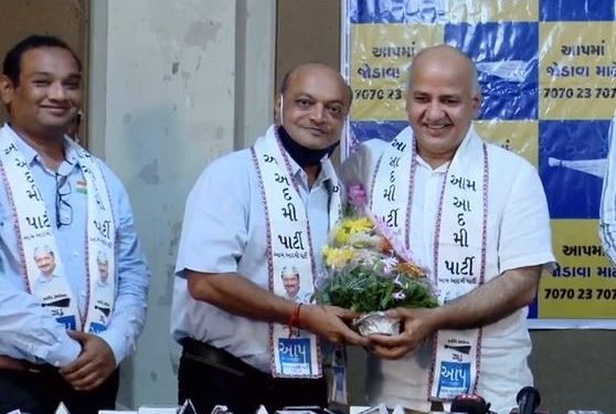 સુરતના હીરાબજારના જાણીતા ઉદ્યોગપતિ મહેશ સવાણીએ કરી આપમાં એન્ટ્રી