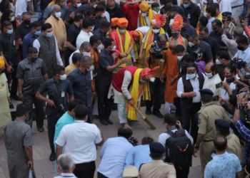 સોનાની સાવરણીથી રથ યાત્રાના માર્ગની સફાઈ સેવાની પરંપરા નિભાવતા મુખ્યમંત્રી