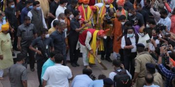 સોનાની સાવરણીથી રથ યાત્રાના માર્ગની સફાઈ સેવાની પરંપરા નિભાવતા મુખ્યમંત્રી