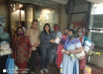 મનસે ચિત્રપટ કામગાર સેનાનાં જનરલ સેક્રેટરી શાલિની ઠાકરેએ રૅશન કિટનું વિતરણ કર્યું