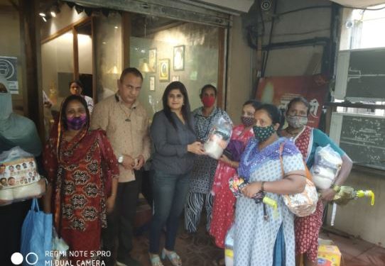 મનસે ચિત્રપટ કામગાર સેનાનાં જનરલ સેક્રેટરી શાલિની ઠાકરેએ રૅશન કિટનું વિતરણ કર્યું
