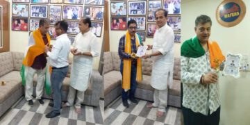 વરિષ્ઠ પત્રકાર સતીષ સોની અને પ્રદ્યુમ્ન કાપડિયાને સ્ટાર અમૃત સન્માનથી નવાજતા હાર્દિક હુંડિયા