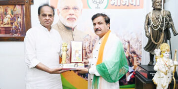 વિધાનસભ્ય  અતુલ ભાતખલકરના હસ્તે હાર્દિક હુંડિયા દ્વારા પ્રકાશિત મોદી રાજમાં હાર્દિક  વ્યંગચિત્ર પુસ્તકનું વિમોચન